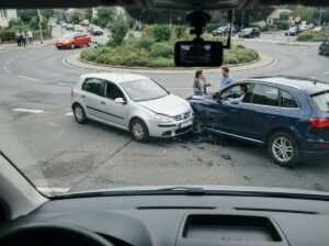 Dashcam Kreisverkehr Unfall